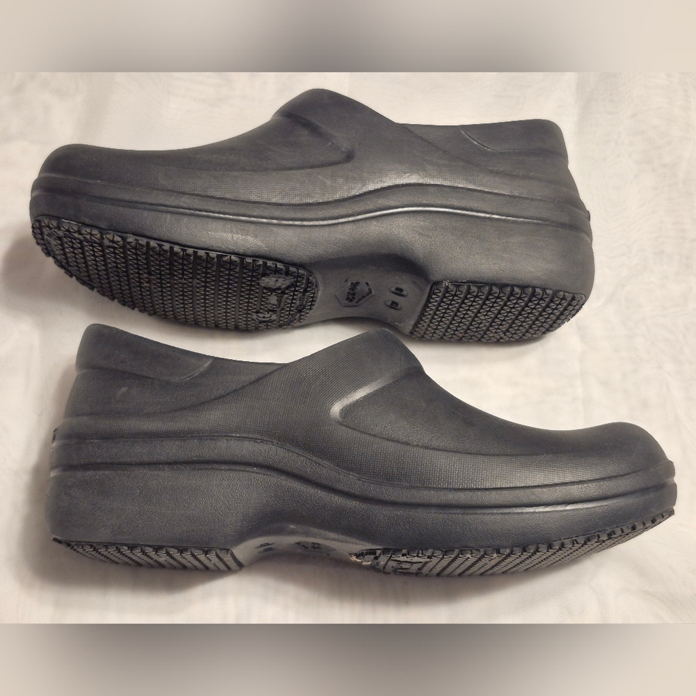 Women's Size 8W Black Crocs Clogs - Picture 5 of 7